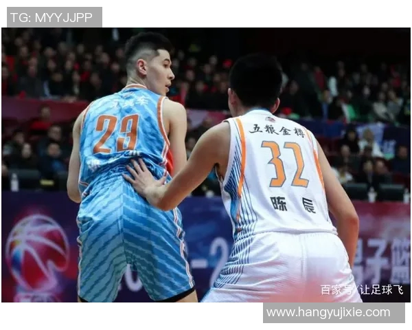 三分王与教练激烈争执冲突升级 球场内外关系紧张引发热议 三分王与教练激烈争执冲突升级 球场内外关系紧张引发热议