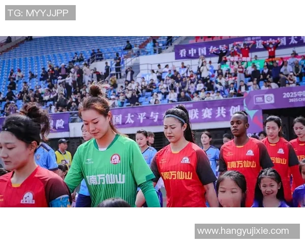 球迷在比赛日现场求婚 赢得满场掌声与祝福 见证爱与激情交织的时刻 球迷在比赛日现场求婚 赢得满场掌声与祝福 见证爱与激情交织的时刻